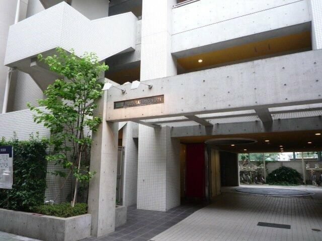 プラウドフラット三軒茶屋のエントランス