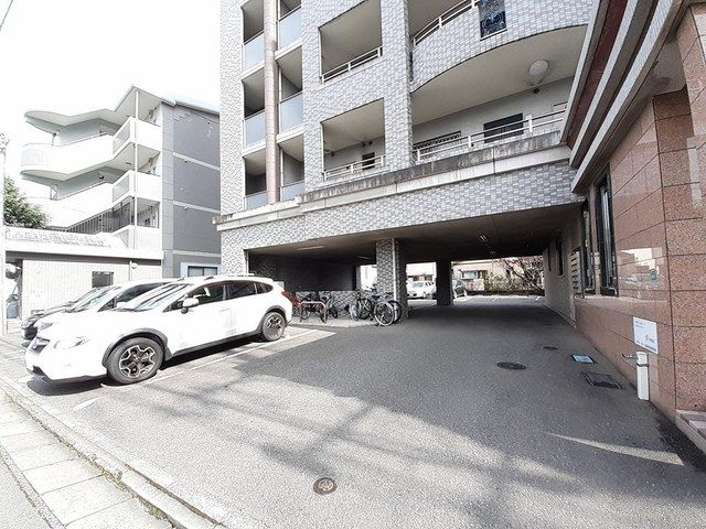 プラウドの駐車場