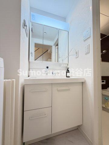 プライベートプレイス広尾の独立洗面台|独立洗面台、小物を置くことができて便利です