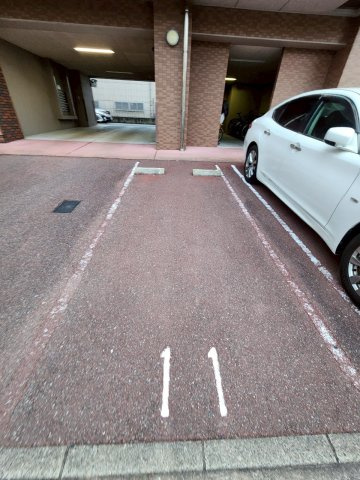 ピュア博多駅南弐番館の駐車場