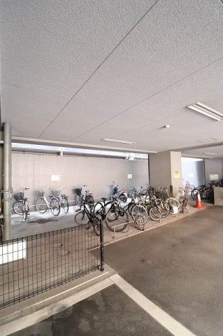 ピュアドーム箱崎ステーションの駐車場