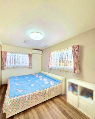 【洋室】 | 城東区中浜１丁目中古戸建 | 洋室（約7.5帖）二面採光であかるく風通しの良い洋室です。