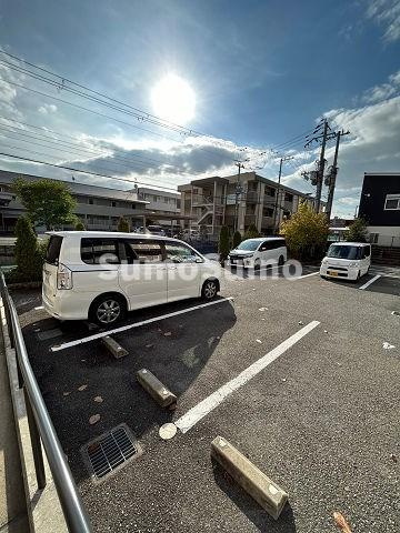 レオパレスRio　ムコガワの駐車場