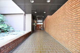 【エントランス】 | オートロックを備えた、マンションのエントランス。やはりセキュリティの観点は欠かすことができません。皆様を“安全”に送り出し、出迎えてくれます。～即日のご見学可能～　お問合せはお気軽にどうぞ。
