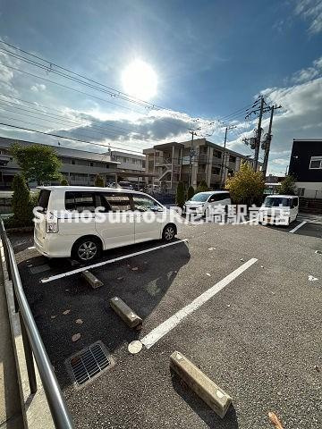 レオパレスRio　ムコガワの駐車場