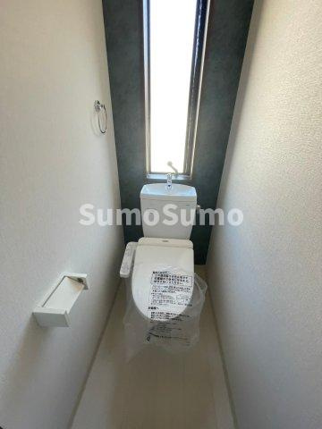 禅昌寺町戸建のトイレ|落ち着いた色調のトイレです