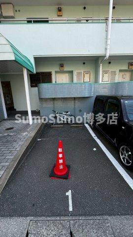 ヒルズ平和の駐車場