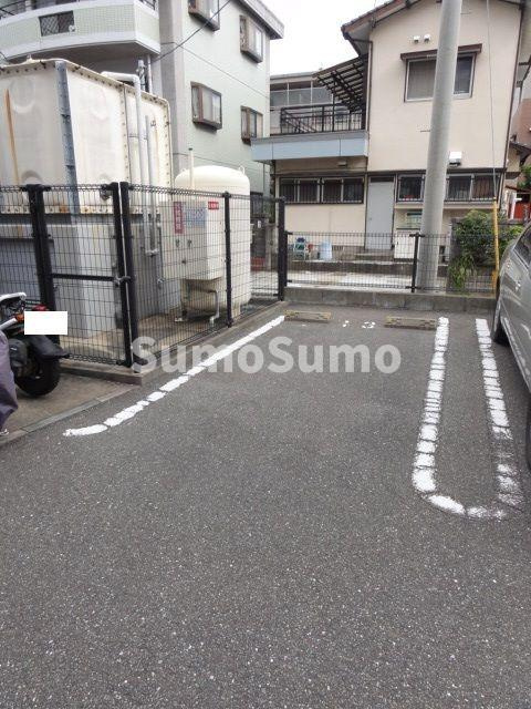 プラウドの駐車場