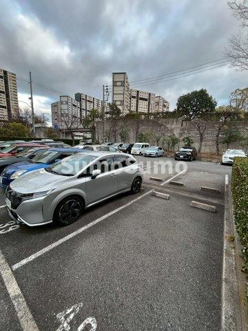 芦屋緑１住宅３号棟の駐車場