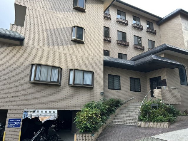 ファミリオン御所の外観