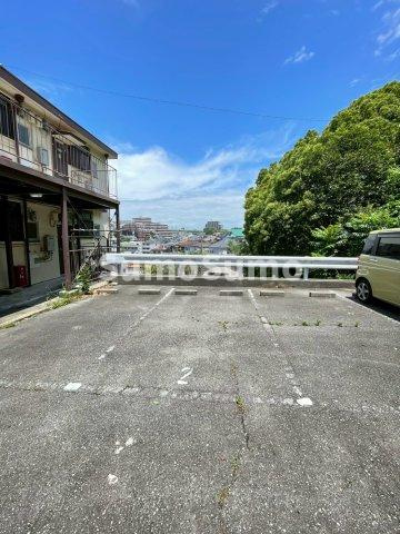 睦ハウスの駐車場|車をお持ちの方に嬉しい駐車場付きの物件です