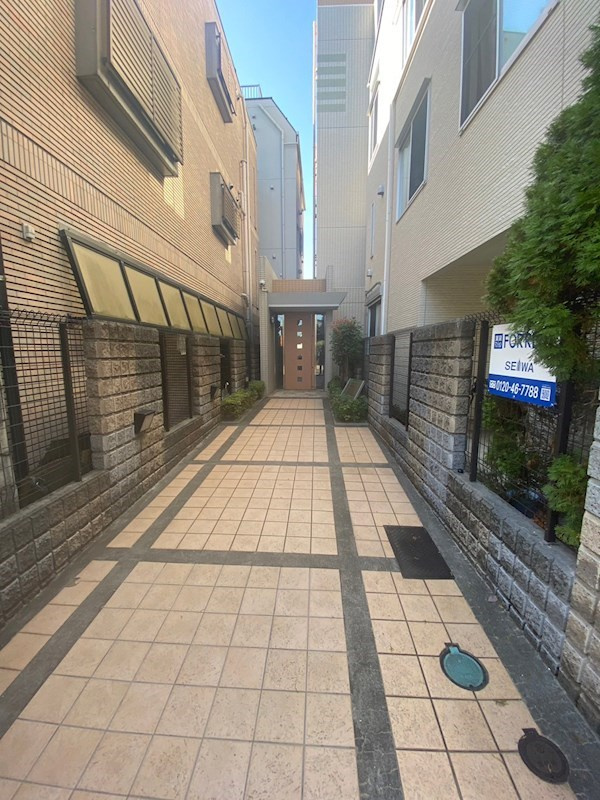 フェリース五本木のエントランス