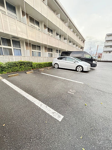 レオパレスＴＳＵＫＩＪＩの駐車場