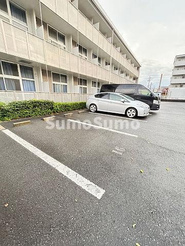 レオパレスＴＳＵＫＩＪＩの駐車場