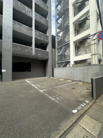 ピュアドーム箱崎ステーションの駐車場