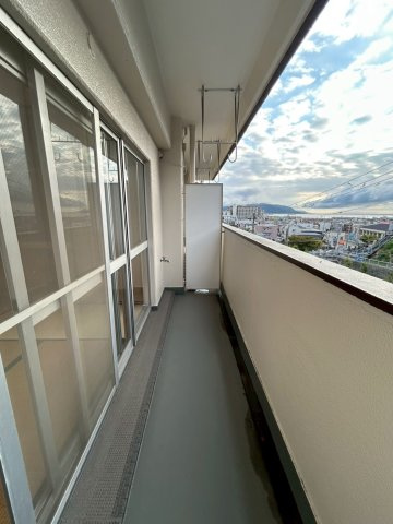 舞子坂ハイムのバルコニー|外からの目が気にならないバルコニーで洗濯物が干せます
