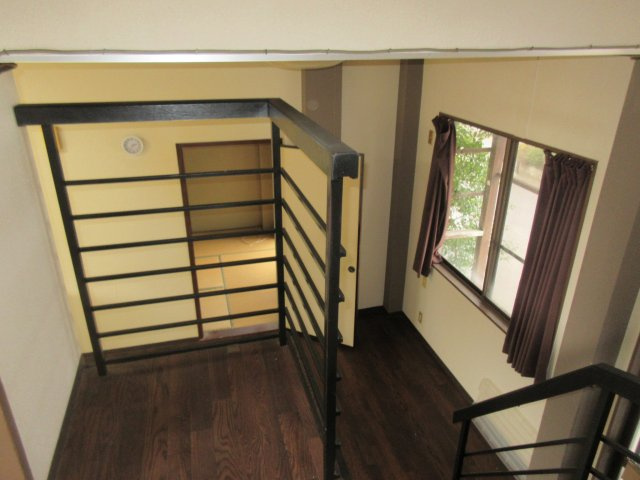 湖南市下田　タウンハウスの居間・リビング|リビング階段