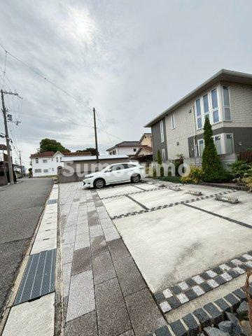 リッシュ・アヴニール　B棟の駐車場|駐車場に車を止められます