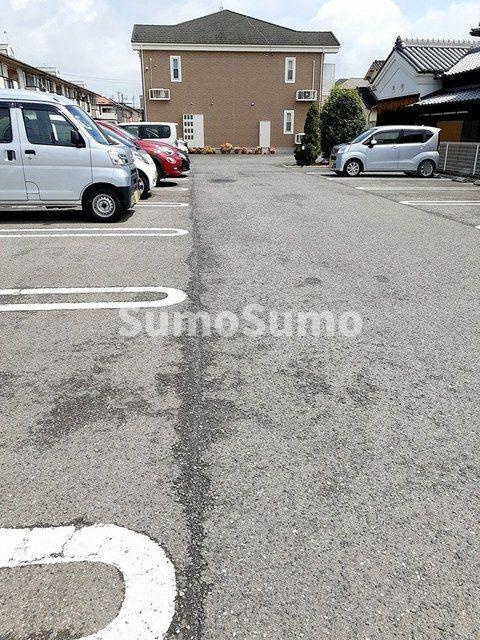 リヴェール愛の駐車場|車をお持ちの方に嬉しい駐車場付きの物件です