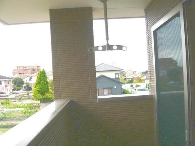 ブランシェⅠのバルコニー|外からの目が気にならないバルコニーで洗濯物が干せます