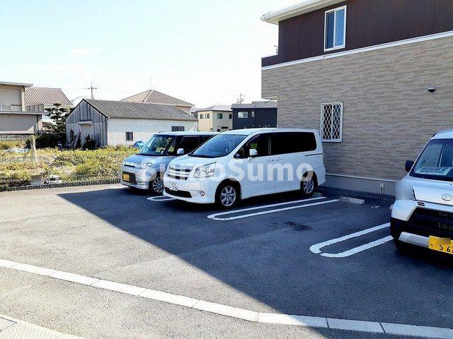 リヴェールコートⅤの駐車場|駐車場があるので、車を買う予定の方も安心です