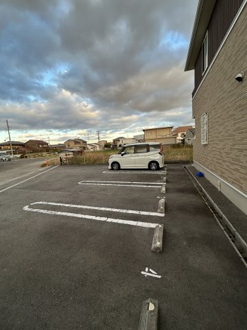 リヴェールコートⅤの駐車場