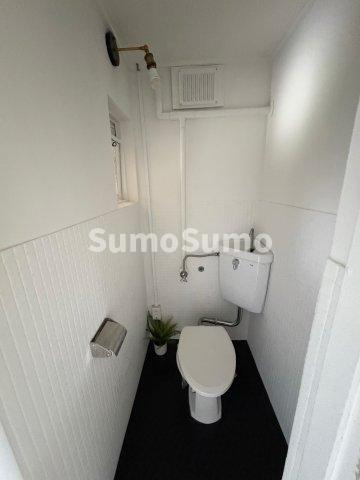 舞子片山住宅　５号棟のトイレ|落ち着いた色調のトイレです