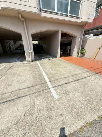 神明ハイツの駐車場