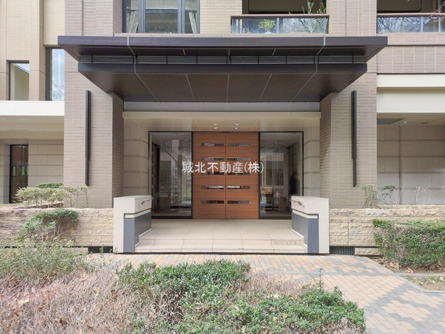 パークシティ浜田山 E棟のエントランス