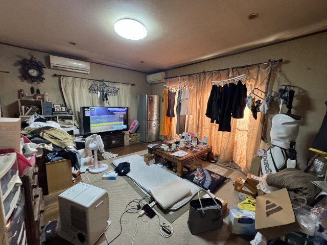 -三丁目不動産-　熊谷市久保島　敷地広々の居間・リビング