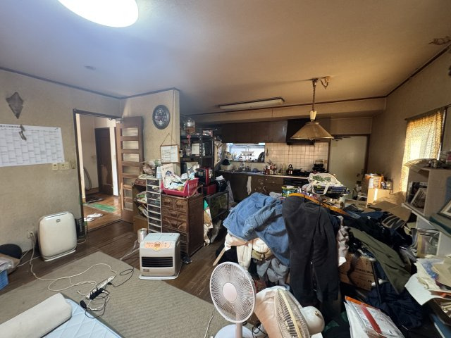 -三丁目不動産-　熊谷市久保島　敷地広々の居間・リビング