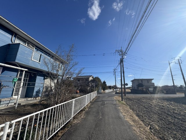 -三丁目不動産-　熊谷市久保島　敷地広々の前面道路含む現地写真