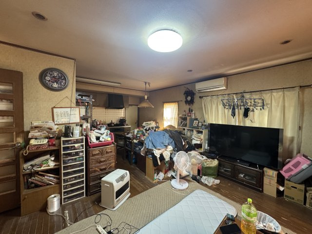 -三丁目不動産-　熊谷市久保島　敷地広々の居間・リビング