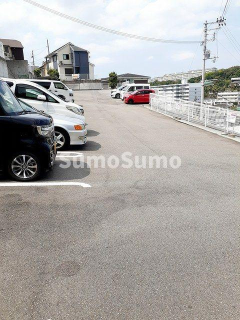 舞子坂ヒルズⅢの駐車場|駐車場があるので、車を買う予定の方も安心です