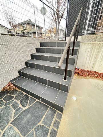 神陵台貸し戸建のエントランス