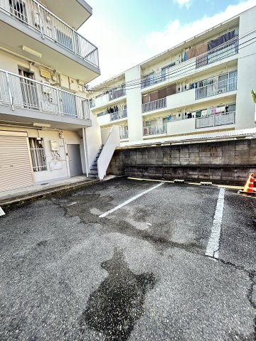 福田ハウスの駐車場