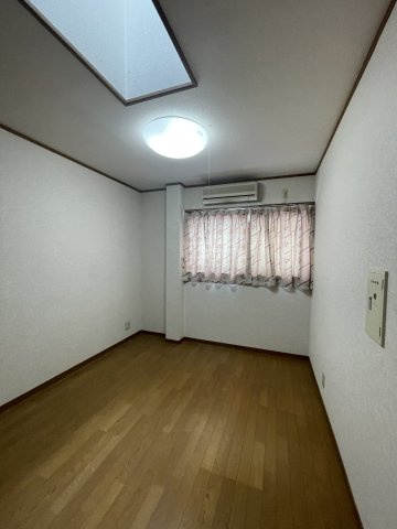 花隈町戸建の寝室