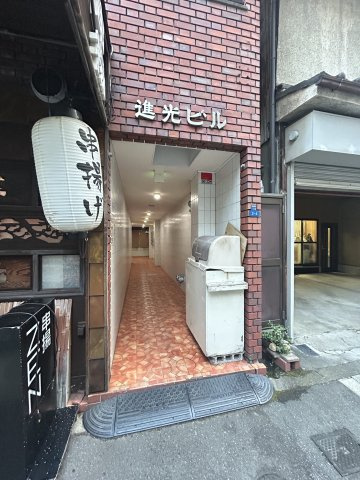 進光ビルのエントランス