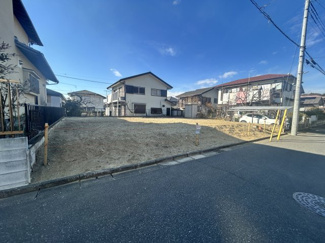 【外観】 | お散歩やジョギング、週末のご家族での遊びに最適です！目の前に広がる開放感とゆとり、暮らしの夢を育む理想の住まいがここにはあります！！お子様もきっと素直に成長してくれるはずです！ホッと生活できそう！