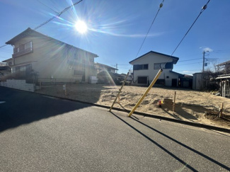 【前面道路含む現地写真】 | 会話が弾むリビング、料理が愉しくなるキッチン、明日への活力を養うベッドルーム。家はただ生活する場ではなく、暮らしを愉しく、快適にする場所。四季を通じて自然と触れ合えるスポットが周辺には盛りだくさん！！