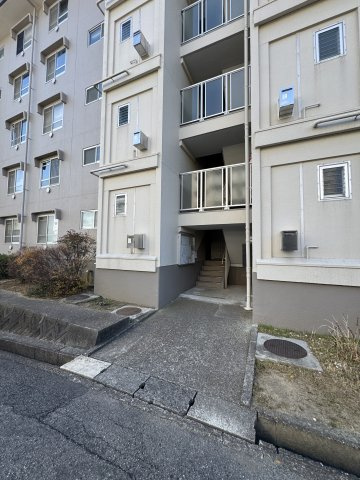 白川台住宅10号棟のエントランス
