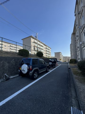 白川台住宅10号棟の駐車場