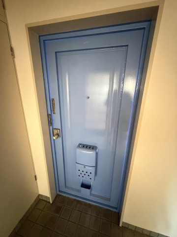 荒第４湊川マンションの玄関