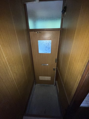 長田区高取山町アパートの玄関