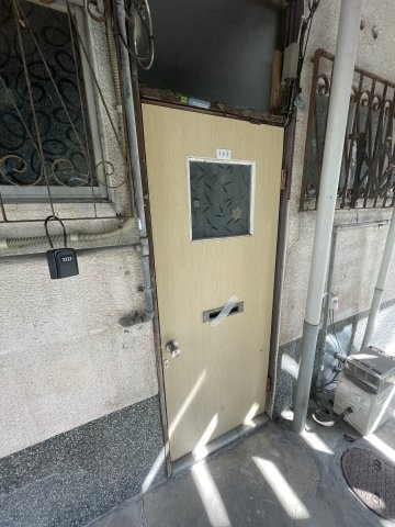長田区高取山町アパートの玄関