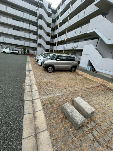 西宮櫨塚住宅　1号棟の駐車場