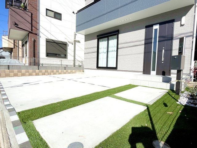 足立区佐野１丁目　新築分譲住宅　全３棟の駐車場|並列駐車２台可能！前面道路は１０ｍ超につき、車庫入れもラクラク♪※写真は施工例です。