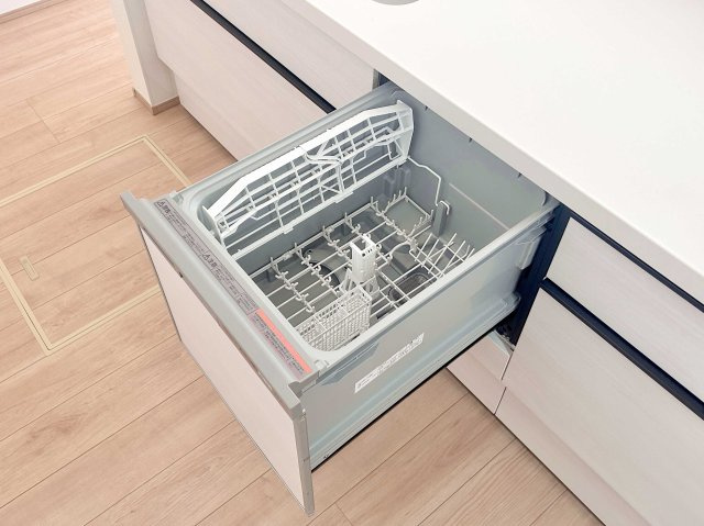 足立区佐野１丁目　新築分譲住宅　全３棟のキッチン|洗い物の時間短縮！家事のお助け設備。多くの食器が洗えて節水効果もある、ビルトインタイプの食器洗い乾燥機付き　※写真は施工例です。