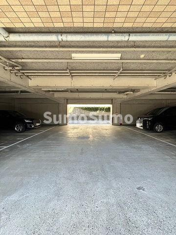 ロワイヤル百合の駐車場