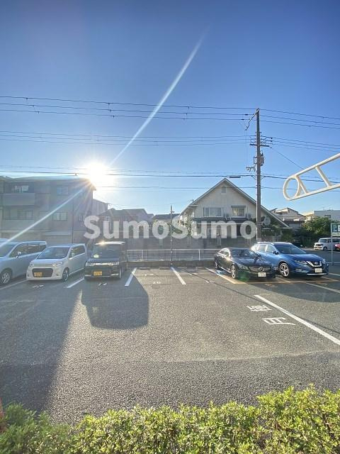 レオパレス秀の駐車場